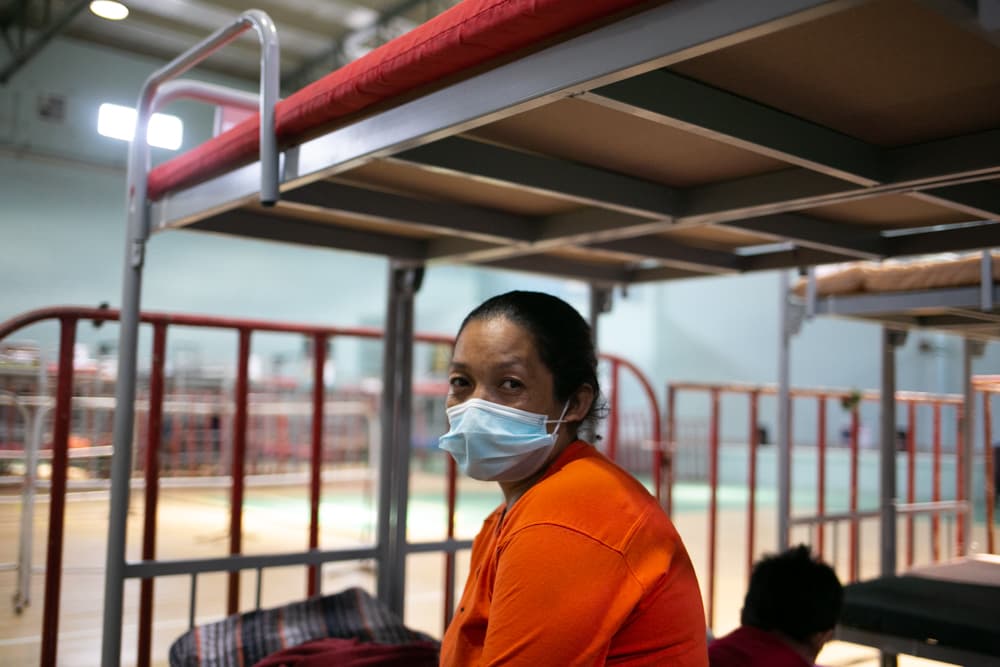 Yanci cuenta que perdió su casa en Honduras por el huracán Iota, como tantos migrantes. Esa era una de las razones por las que quería viajar a Estados Unidos, porque ya no tiene donde vivir. Pero la más importante es que tiene un hijo en California que batalla con estafilococo, un microbio que puede entrar en el torrente sanguíneo y causar infecciones graves. Ese es su caso.