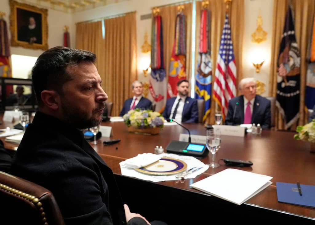 El presidente de Ucrania, Volodomyr Zelensky, y el presidente Donald Trump responden preguntas de la prensa antes de iniciar la reunión este viernes 17 de octubre de 2025 en la Casa Blanca.
