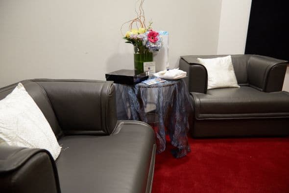 Gerardo Ortiz, tenía en una sala de piel negra, la alfombra roja luce sensacional.