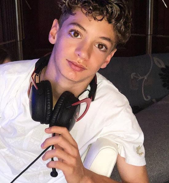 Christopher Levy cada vez tiene más similitudes con su famoso papá y con el abdomen marcado se parece todavía más a él.