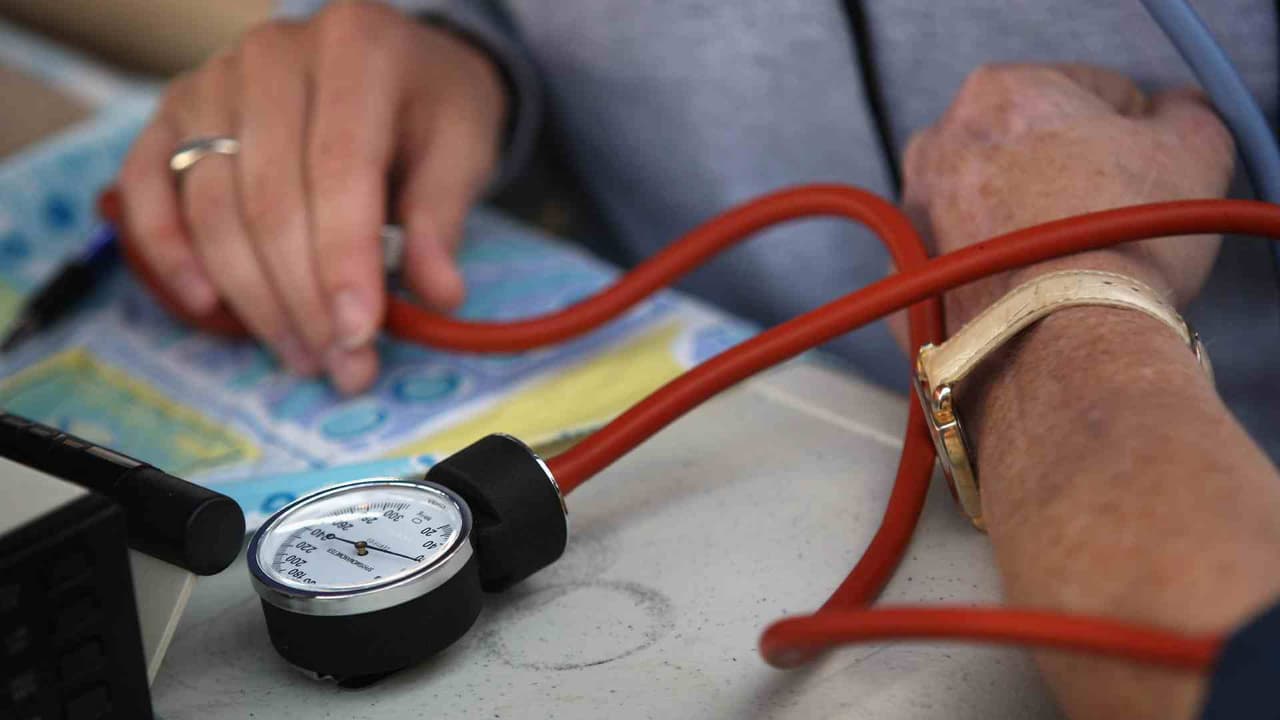 Alertan por estafas de quienes se hacen pasar por corredores de seguros en Maryland