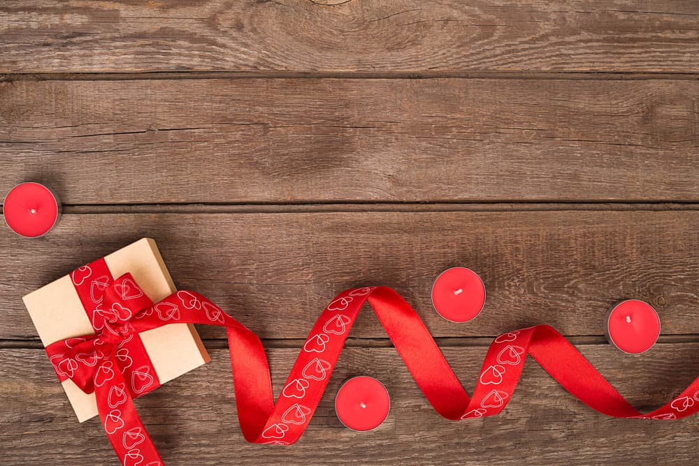 La foto la pondrás en una cajita pequeña donde quepa, la cual sellarás con un listón también de color rojo.