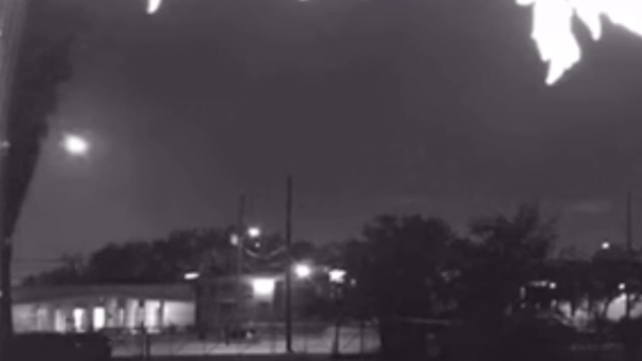 Un meteoro es cuando una roca espacial entra en nuestra atmósfera y va lentamente desvaneciendo, según dijo Heredia.