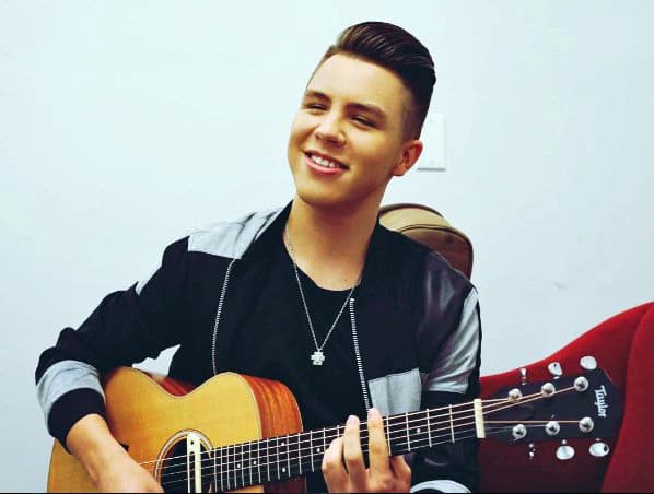 <b>Jonatan Sánchez</b>, capitan de 
<b>Pequeños Gigantes USA,</b> recurrió a las redes sociales para compartir su talento, sin pensar que eso lo acercaría a la meta de grabar su primer disco y convertirse en cantante .