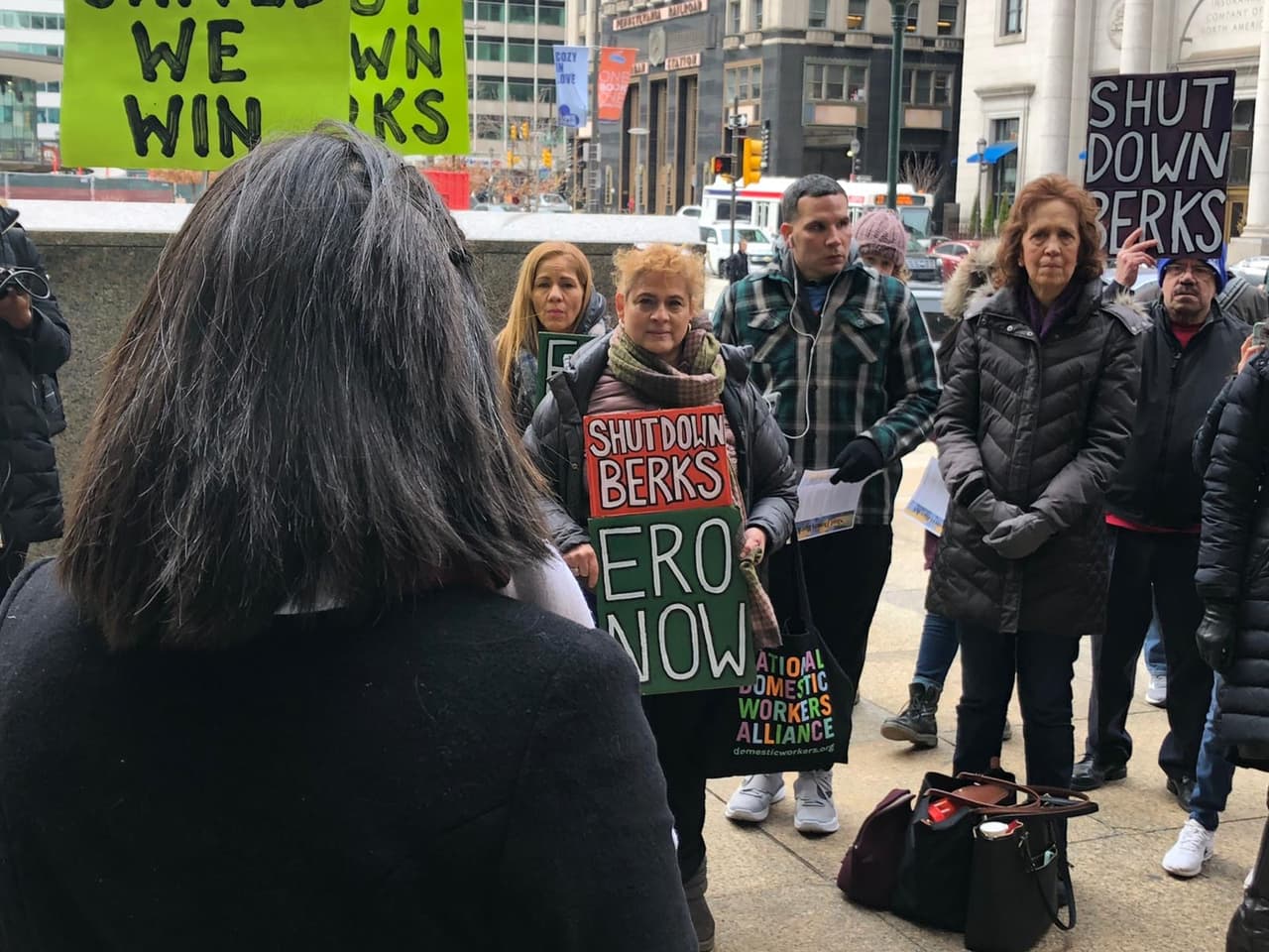 En 2019, el Centro de Detención del Condado de Berks (BCRC), entró en su quinto año de funcionamiento como prisión familiar para inmigrantes.
<br>
<br>