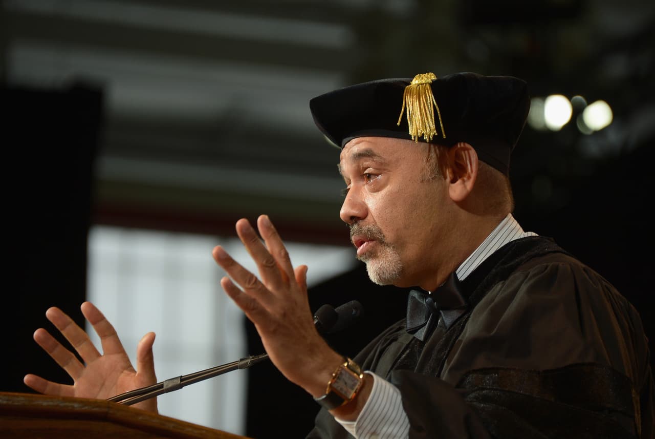 “Estás en una edad en la que puedes seguir todos tus sueños. Pero también en una época en la que puedes cambiar: puedes cambiar tus sueños, puedes cambiar tus caminos. Cuando comienzas algo cuando eres joven, no debes decidir 'esto es, este es mi camino y voy a ir todo el camino'. Tienes la edad donde puedes cambiar. Tu edad todavía es una época de exploración“, expuso el diseñador de calzado Christian Louboutin en el Instituto de Moda de la Tecnología el 22 de mayo de 2014.