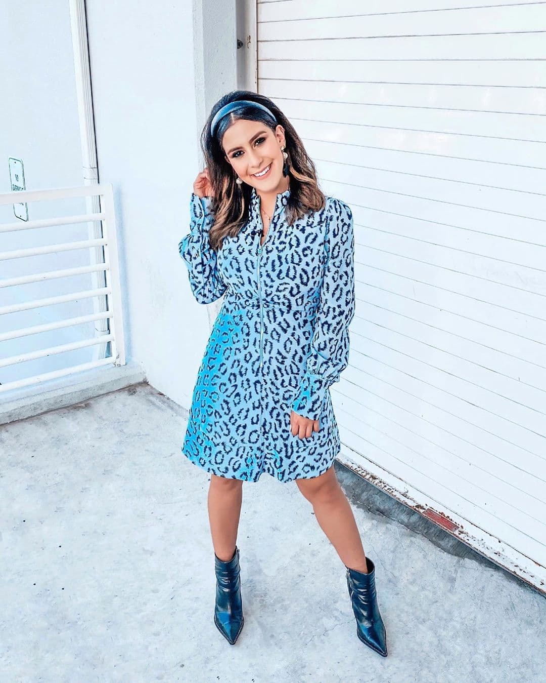 Las diademas, el 'animal print' y el vinipiel que lleva Jessi en esta fotografía son tendencias que regresan de décadas pasadas, pero esta vez recargadas con un gran toque de autenticidad y vanguardia.