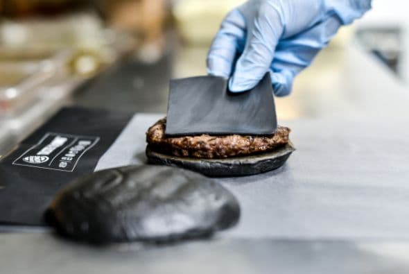 La coloración en los ingredientes, afirma Burger King, se logra gracias a carbón vegetal de bambú y tinta de calamar.