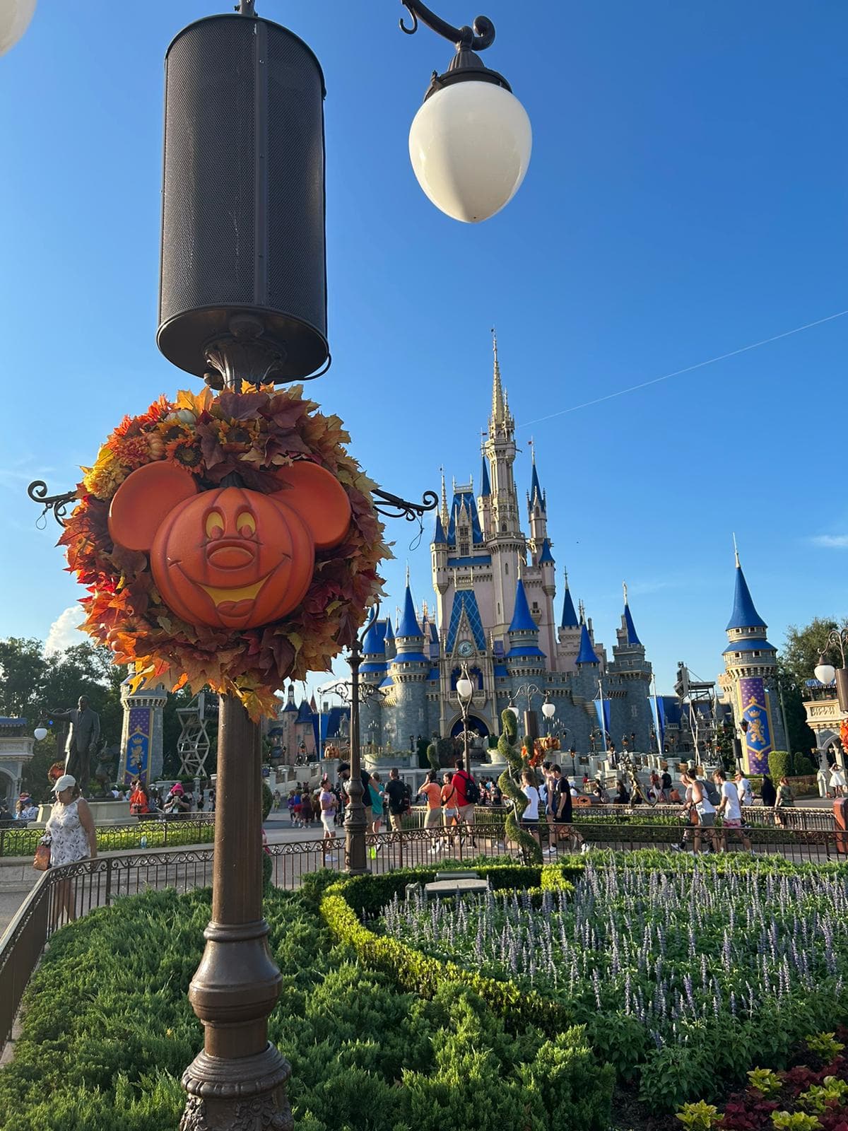 Antes de la fiesta podrás disfrutar de la animada decoración de otoño en Main Street, que se transforma con la gama de colores otoñales, calabazas gigantes, espantapájaros y tiendas adornadas con follaje otoñal.