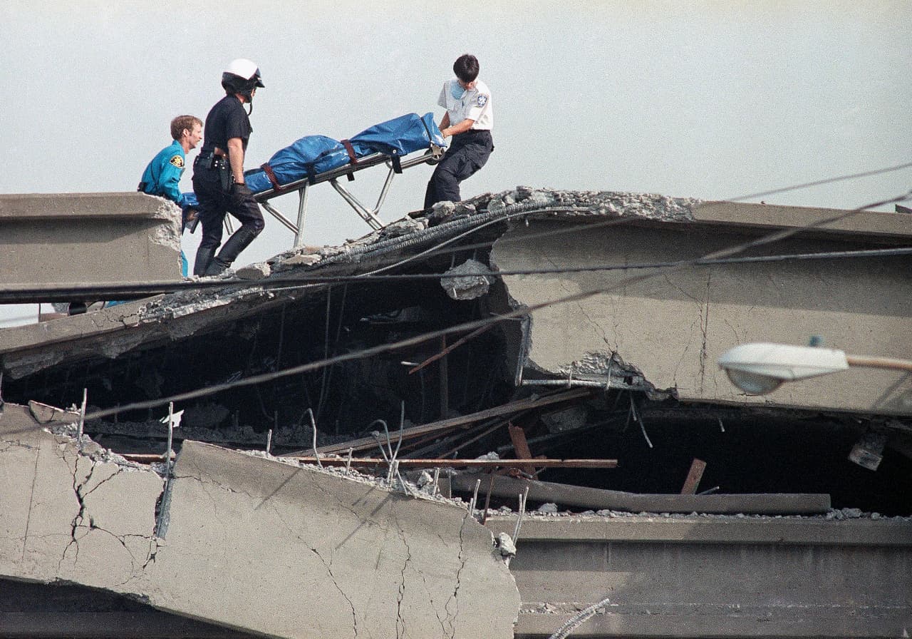 El colapso del viaducto Cypress a causa del terremoto fue el evento que causó más muertes. Los servicios de emergencia dijeron que 42 de las 63 víctimas mortales perdieron la vida mientras circulaban por la autopista I-80.