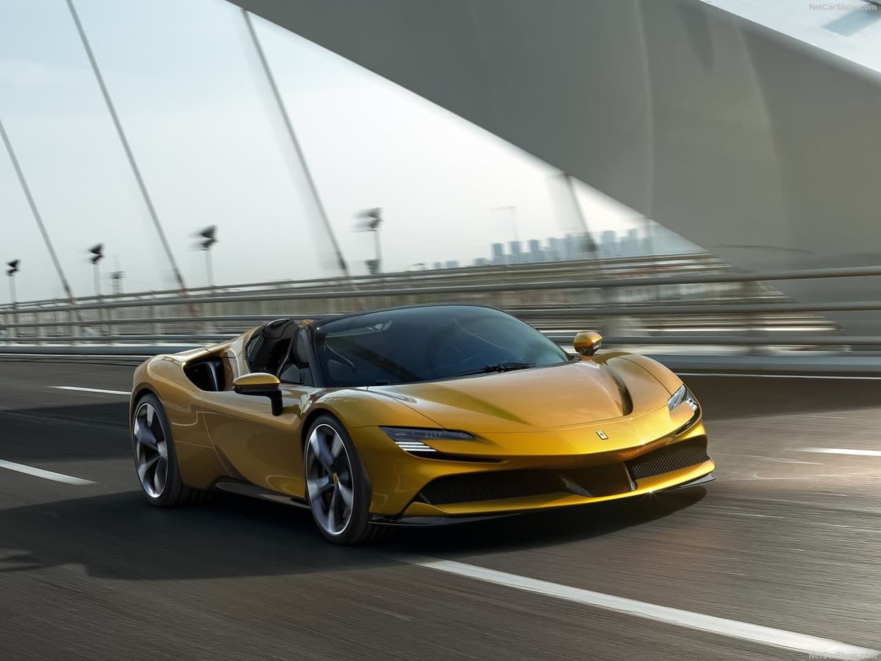 Según el fabricante, se decidió que su techo retractable fuera rígido no solo para un mejor aislamiento acústico, sino también porque no se deforma a las altas velocidades que el superdeportivo es capaz de alcanzar.