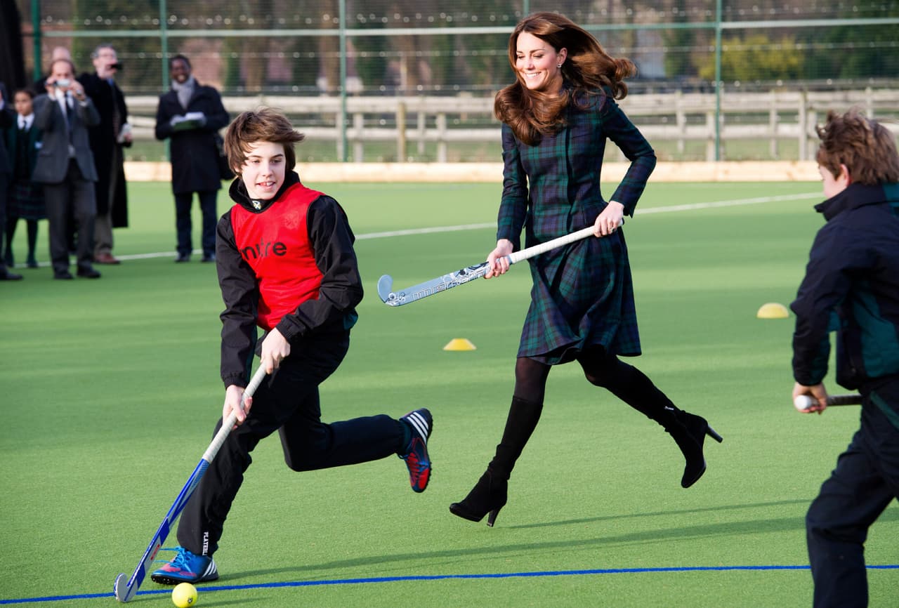 Kate ha demostrado que puede perfectamente 
<b>jugar hockey</b> sin perder el estilo.