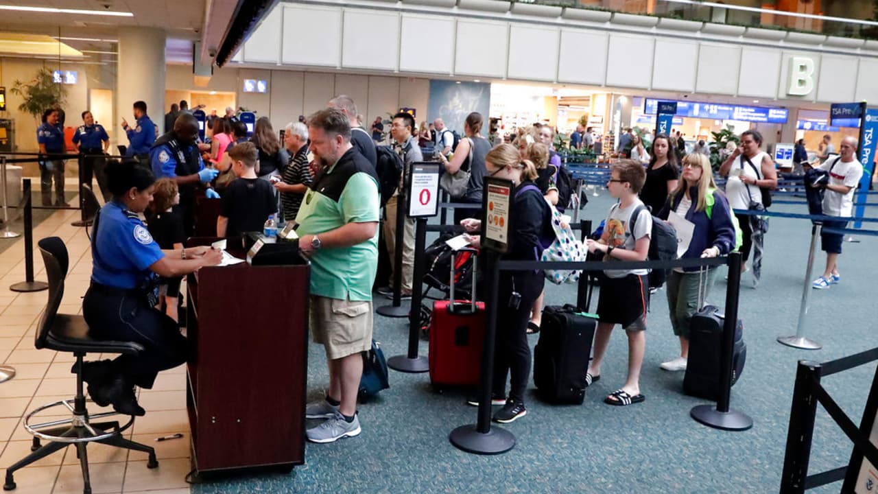 Aeropuerto de Orlando prevé récord de 2.9 millones de pasajeros durante la temporada navideña