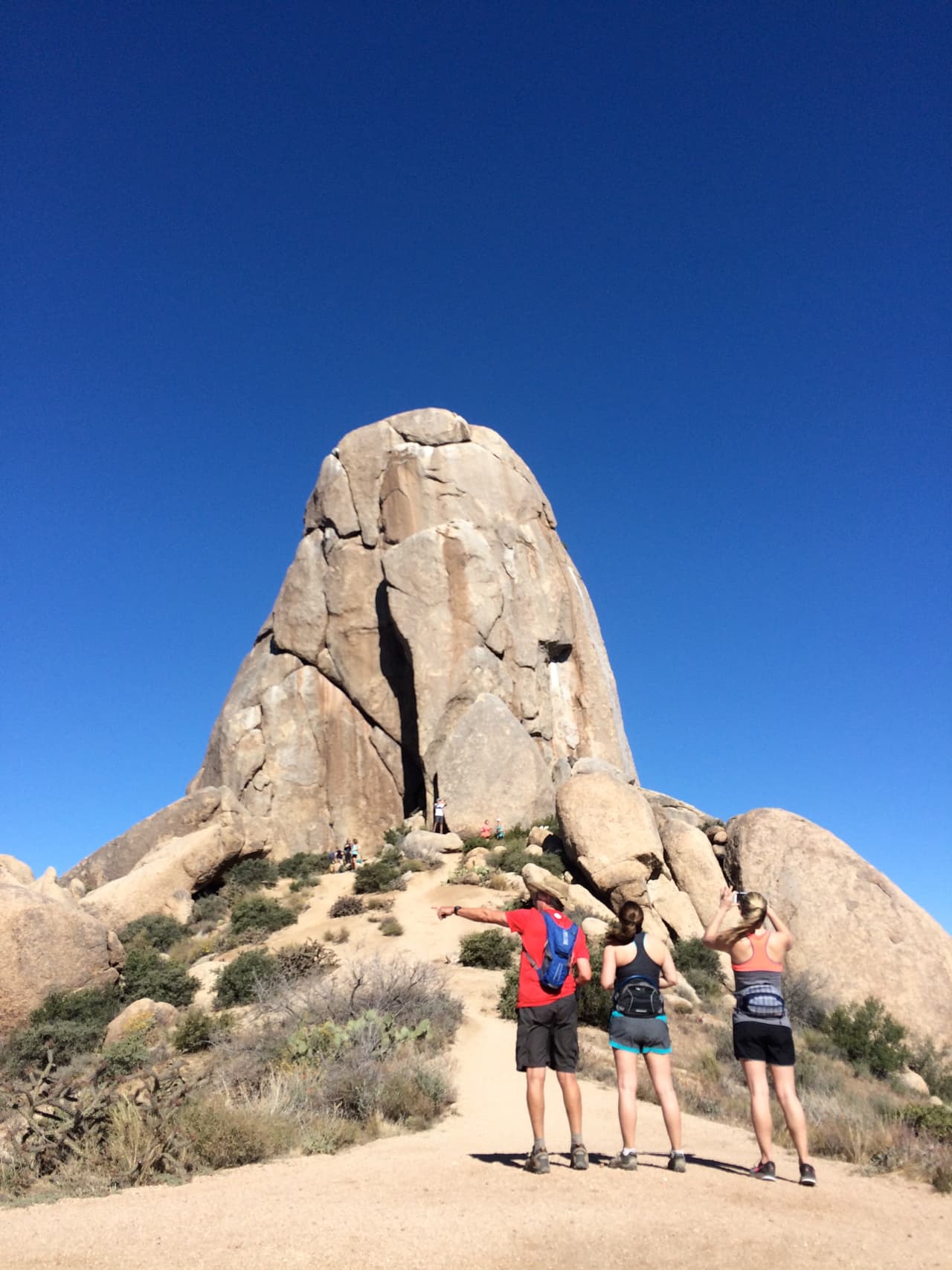 Esta es la cima de esta parte de la montaña y esta roca es la que es conocida como el "Pulgar de Tom", el cual se puede ver a distancia desde diferentes partes de Phoenix.
