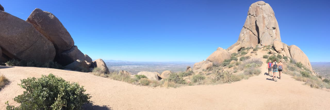 <h3 class="cms-H3-H3">Tom's Thumb </h3>
<br>Es un sendero cerca de 11 millas de largo con vistas excepcionales. Podrás tener hermosas vistas de Phoenix y disfrutar de un camino hermoso hasta la cima. 
<br>