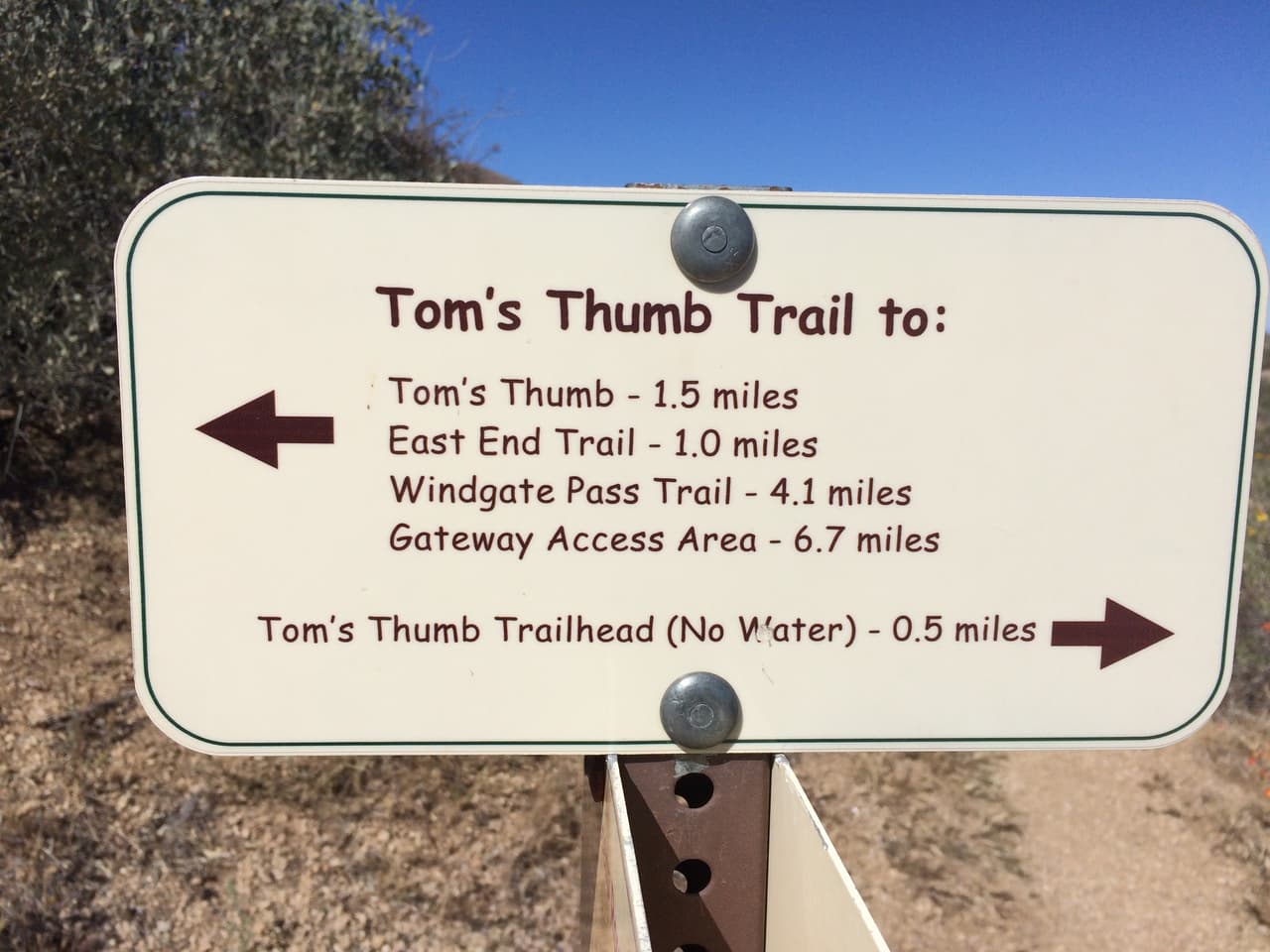 La caminata de ida y vuelta es unas cuatro millas.