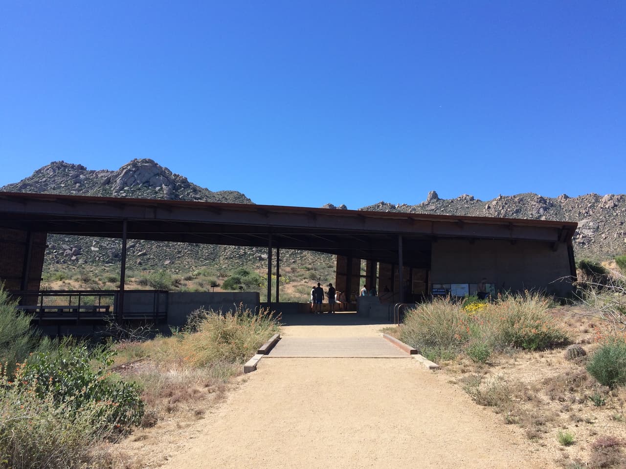 No hay agua en el camino así que se recomienda ir hidratado y con suficiente líquido.