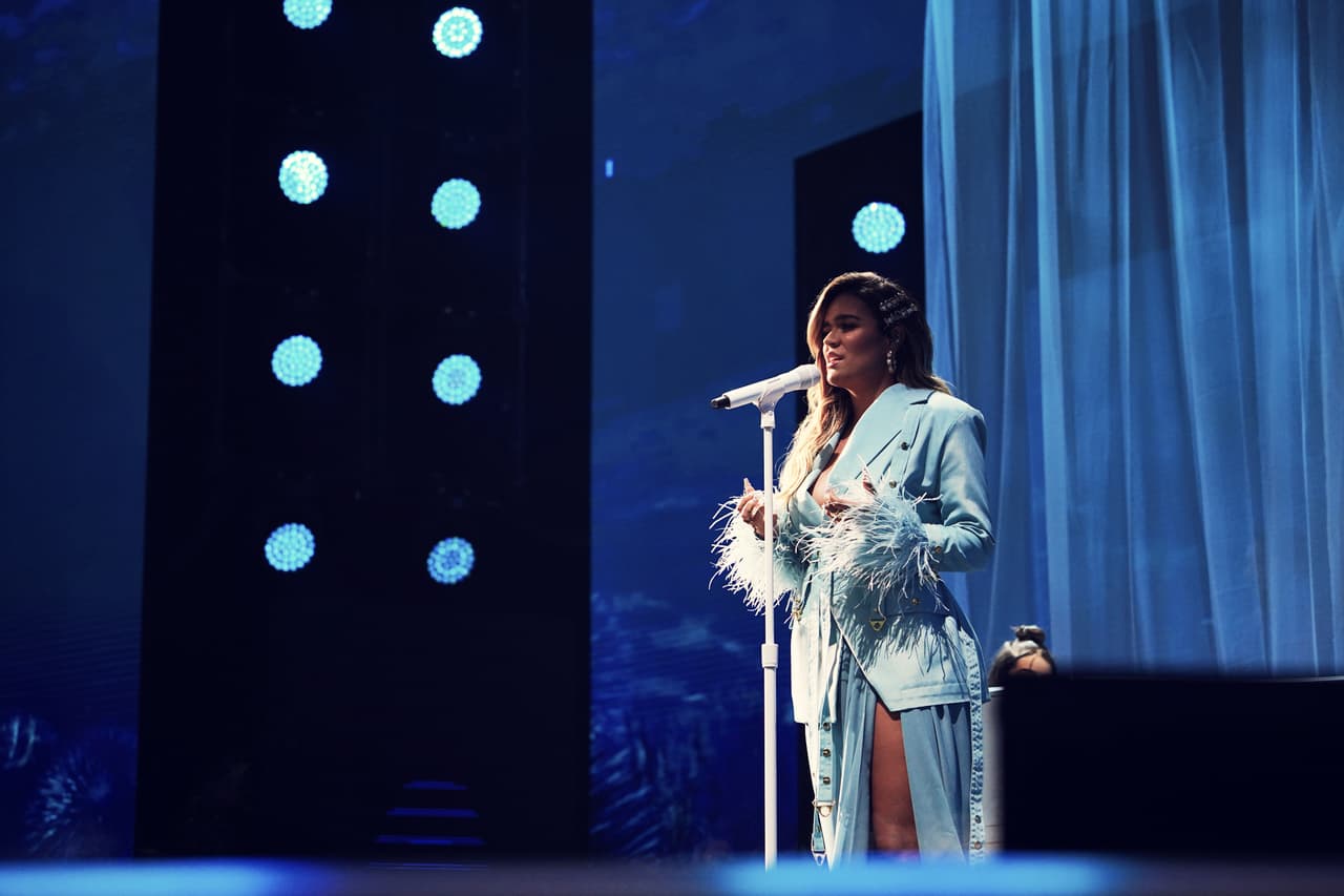 El romanticismo de Karol invadió la tarima del estadio del campus de la Universidad de Miami en Coral Gables.