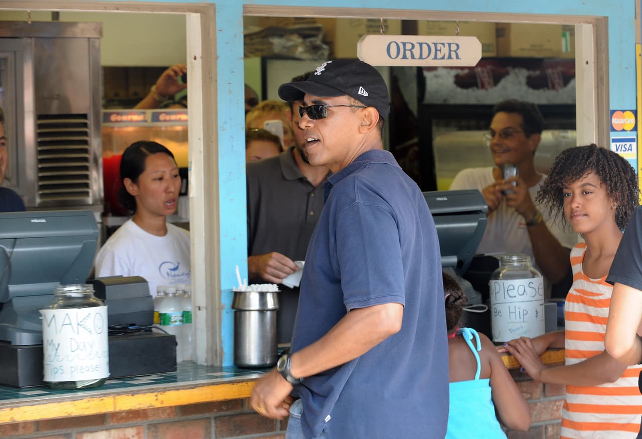 Barack Obama junto a Malia y Sasha en Nancy's Restaurant en Oak Bluffs, en 2009