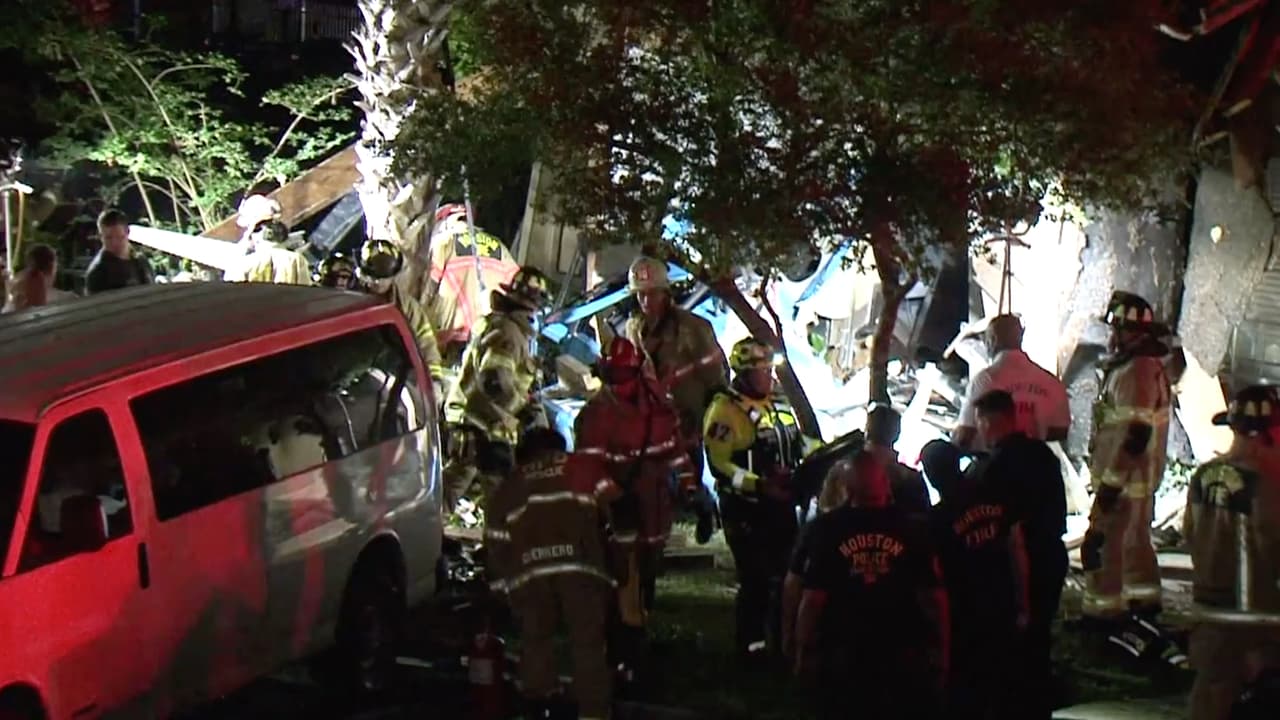 El helicóptero se estrelló en la casa club del complejo de apartamentos ubicados en la cuadra 17000 de Imperial Valley al norte de Houston.