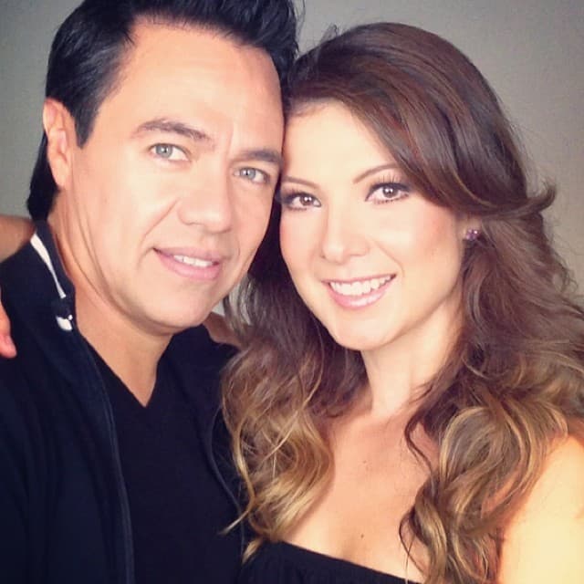 En la ceremonia religiosa, los padrinos de lazo fueron Marco Antonio Solís "El Buki" y su bella esposa Cristy Solís.