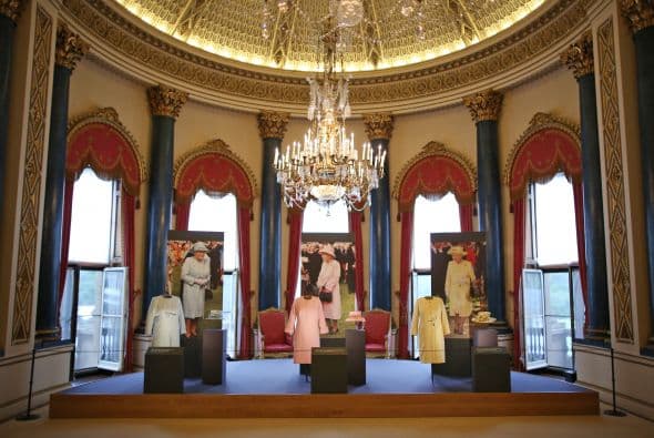 Exhibición de trajes usados por la reina Isabel II.