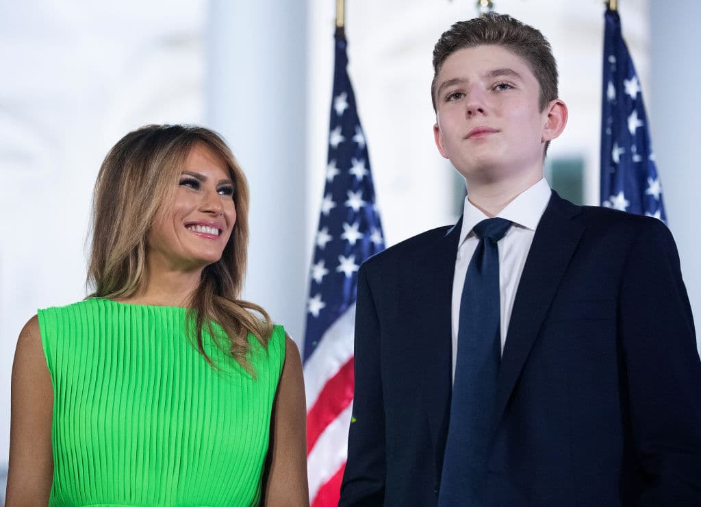 Barron y su madre el día de la aceptación de la nominación presidencial de Trump, el 27 de agosto de 2020. Ya fuera de la Casa Blanca e instalados en Florida, Melania Trump visitó algunas escuelas privadas al norte de Miami y en Fort Lauderdale para que Barron continúe su educación. 
<br>
