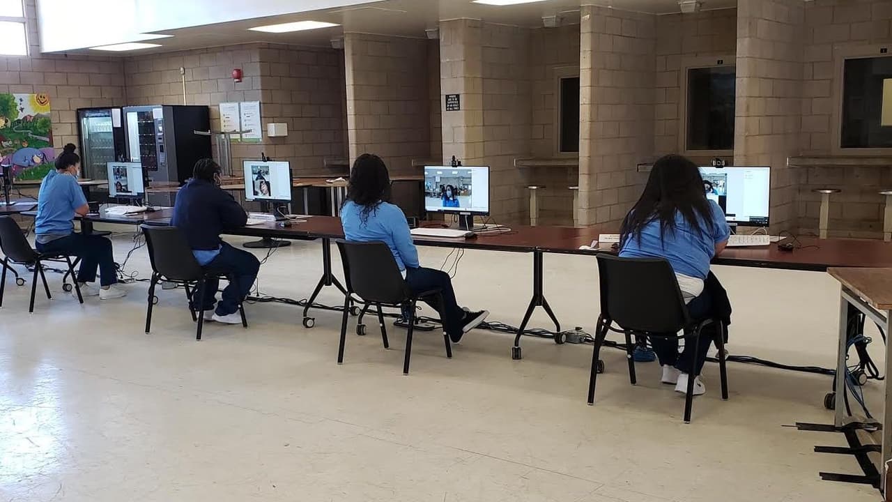 Cómo una cárcel de mujeres de California se convirtió en la que tuvo más contagios de coronavirus en EEUU