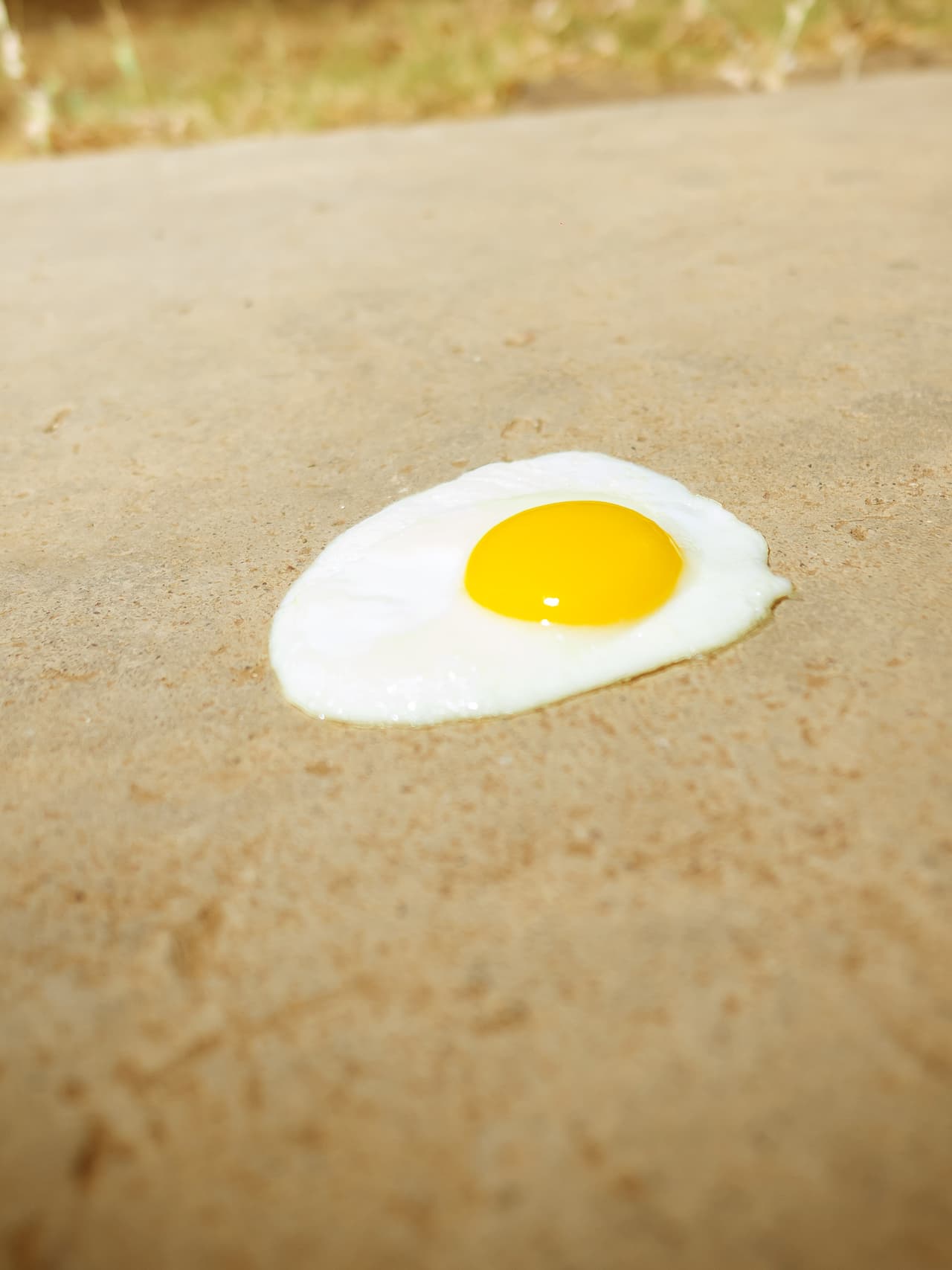 Alrededor de 15 minutos bajo el sol del mediodía le toma a un huevo para cocinarse completamente, sobre el pavimento de una calle del centro de Phoenix.