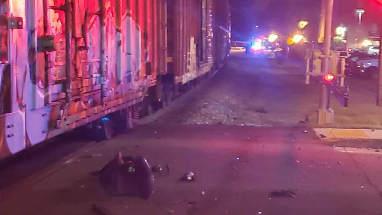 Auto queda varado en vías férreas y es impactado por tren sobre Buford Highway