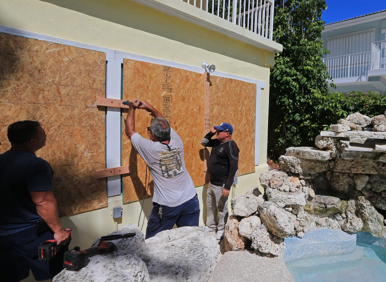 JC Abreu, Peter González y Jorge Abreu con, de la empresa Hurricane Busters, contratados para proteger una vivienda en Key Largo.
