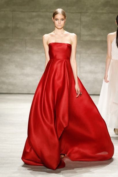 Y este vestido largo y rojo de Ángel Sánchez es para quitarle el aliento a cualquiera.