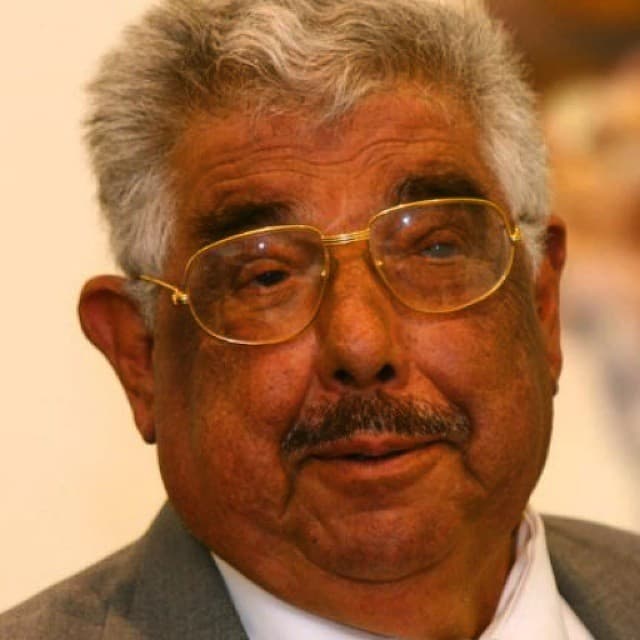 "Como muchos de ustedes sabrán, en los últimos tiempos, mi estado de salud y el de mi esposa se han visto seriamente quebrantados", expresó en el texto.