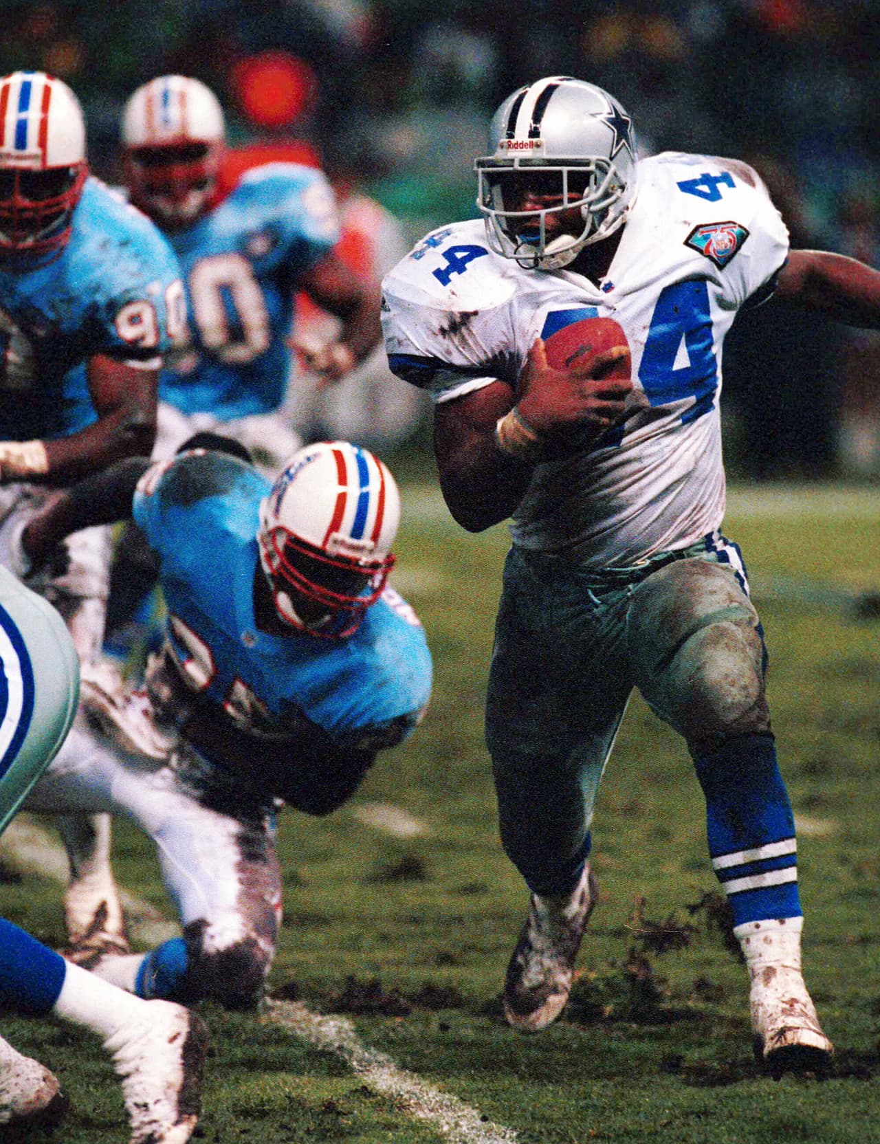 Foto de acción del corredor Lincoln Coleman de los Dallas Cowboys intentando dejar atrás a los defensivos de los Oilers en el campo del Estadio Azteca donde el marcador acabó 6-0 en favor de Houston.