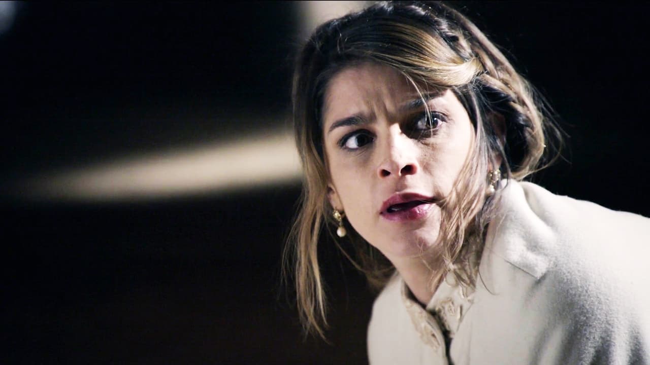 ¡La atacará! Corre a salvarla.