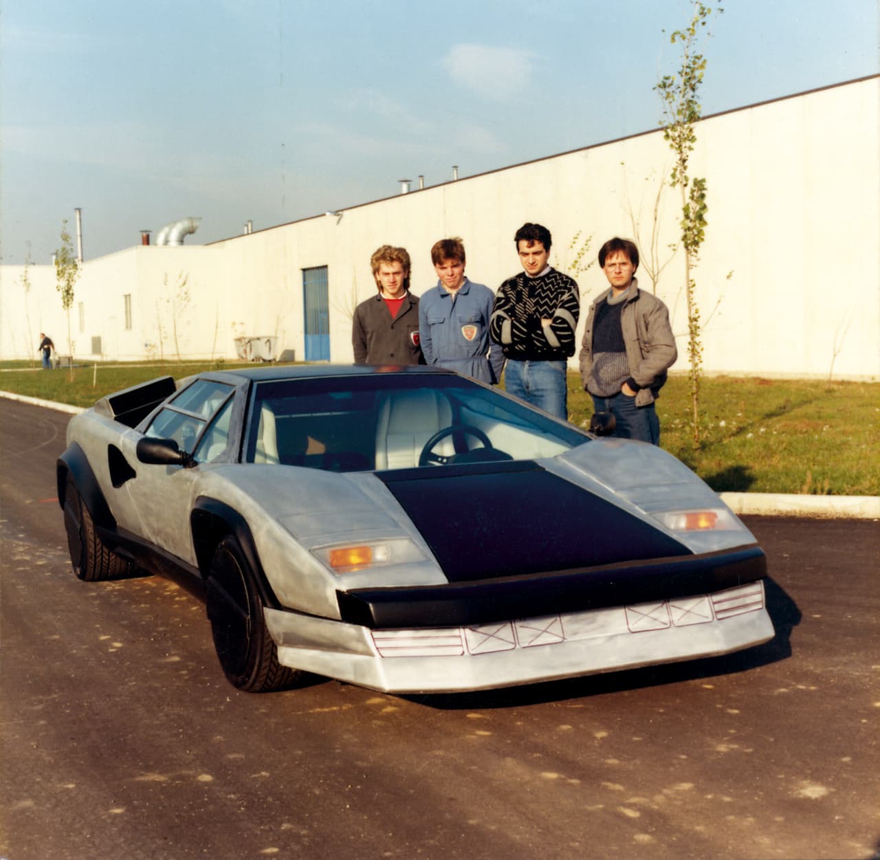 Luego, gracias al financiamiento del gobierno italiano, fue asignado al departamento de materiales compuestos para liderar a otros jóvenes en un proyecto especial de tecnología. El resultado fue un prototipo fabricado con materiales exóticos para la época como la fibra de carbono, kevlar y aluminio. Para muchos este fue el ‘concept car’ que pavimentó el camino para el desarrollo de los supercarros modernos: el ‘Countach Evoluzione’ de 1987. 
<br>