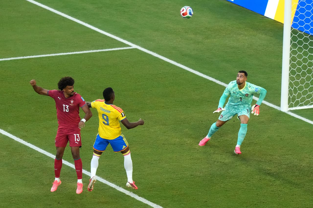 Jugada peligrosa en el área portuguesa realizada por Jhon Córdoba de Colombia.