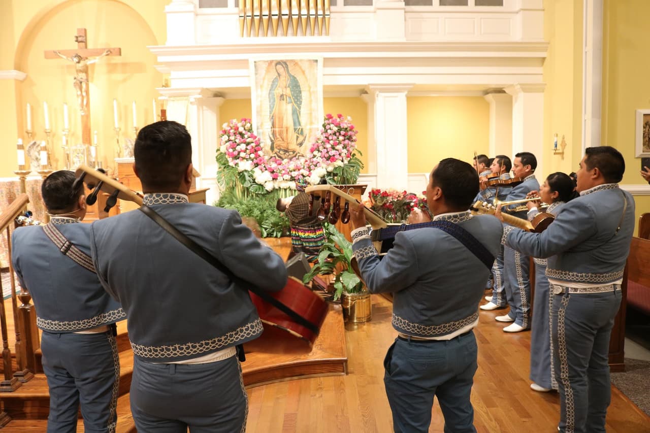 <b><a href="https://www.stmichaelcary.org/events/our-lady-of-guadalupe/" target="_blank">Our Lady of Guadalupe Celebration (12 de diciembre)</a></b>: Los fieles podrán celebrar a la Virgen a partir de las 6:00 pm en la St. Michael The Archangel Roman Catholic Church de Cary. 
<b>Dirección: 804 High House Rd., Cary, NC.</b>
