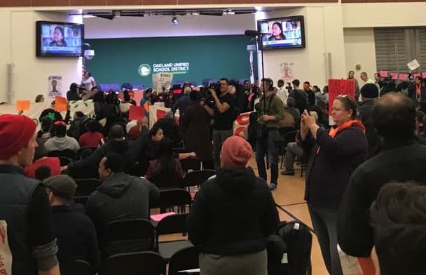 Estudiantes de Oakland protestan ante la Junta Educativa por recortes en las escuelas