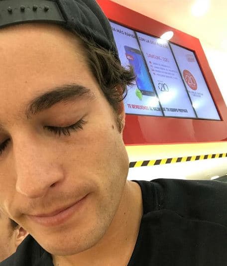 “Me encanta que hablen y especulen, yo nunca diré si sí o si no (está casado con Ángela Rincón) me encanta que haya ese misterio”, declaró el actor a 
<b>Univision Entretenimiento</b> en 2017.