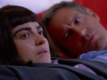 Y ¿qué creen? Roberto se quedó con ella. Tuvieron que compartir una romántica cama de corazón para descansar al menos unas horas. La cara de Lichita lo dice todo.