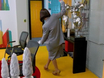 Quién iba a pensar que probarse unos zapatos iba a ser toda una odisea para Lichita. Un pasito, dos pasitos, tres pasitos… ¡ouch! Los tacones no son para Lichita.