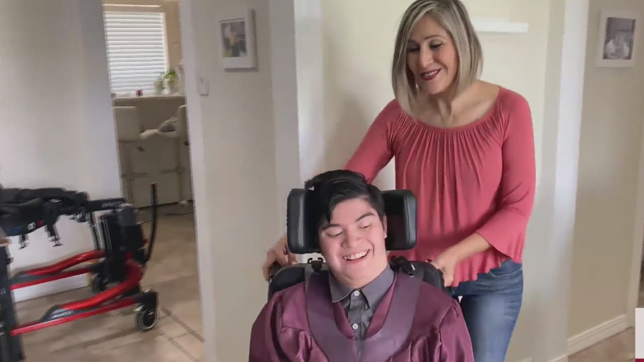 Joshua, el niño hispano que venció la muerte cerebral y se graduó de la preparatoria