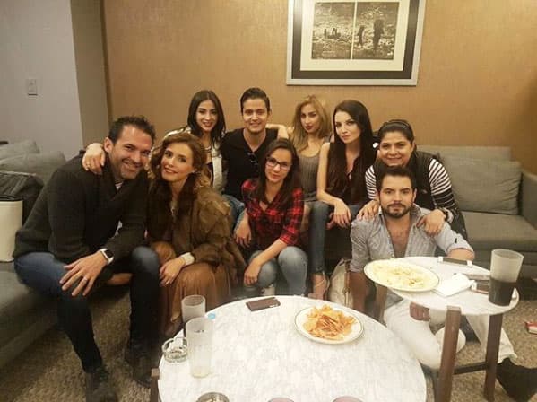 <b><a href="https://www.univision.com/shows/hoy/nada-salvo-a-jose-eduardo-derbez-del-bano-de-harina-en-ya-te-cargo-el-payaso-video">José Eduardo</a></b> lleva a su novia a algunas de las reuniones familiares.