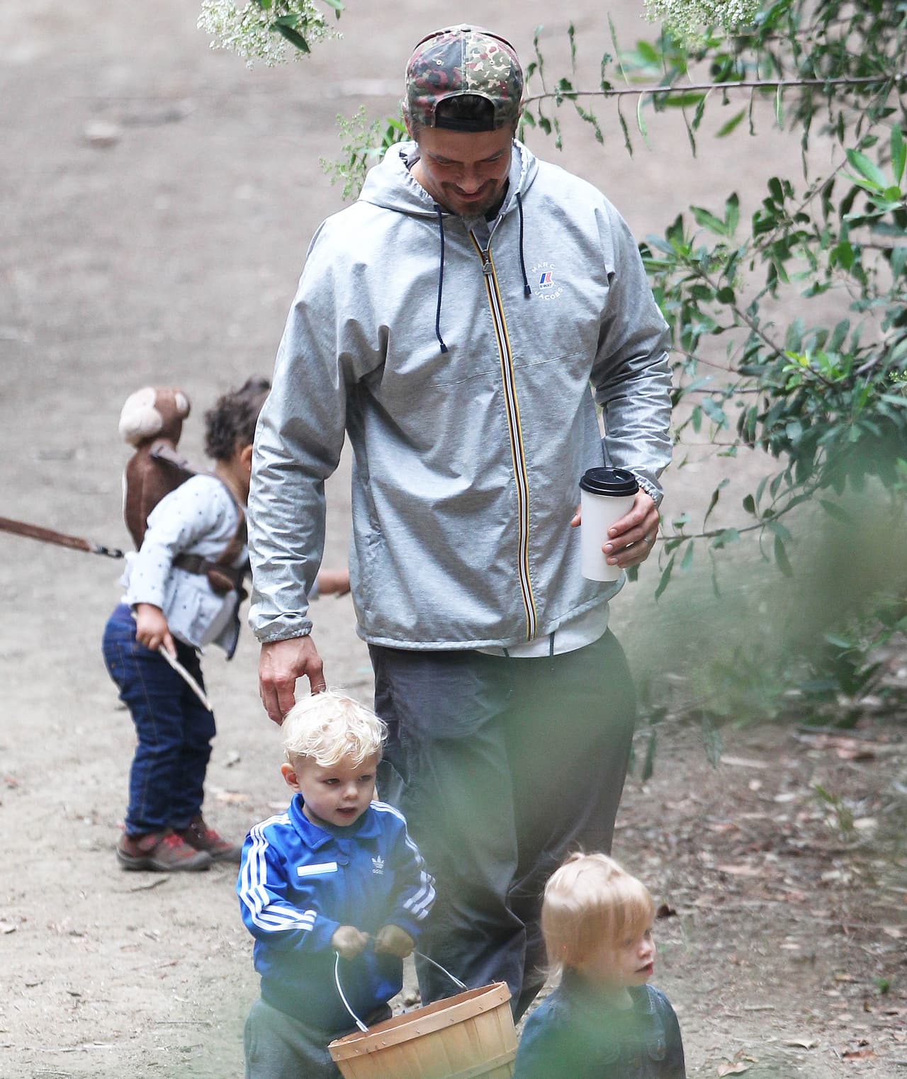 Entre los árboles de Los Ángeles anduvieron. A Josh le gusta jugar con su pequeño, Axl Jack.