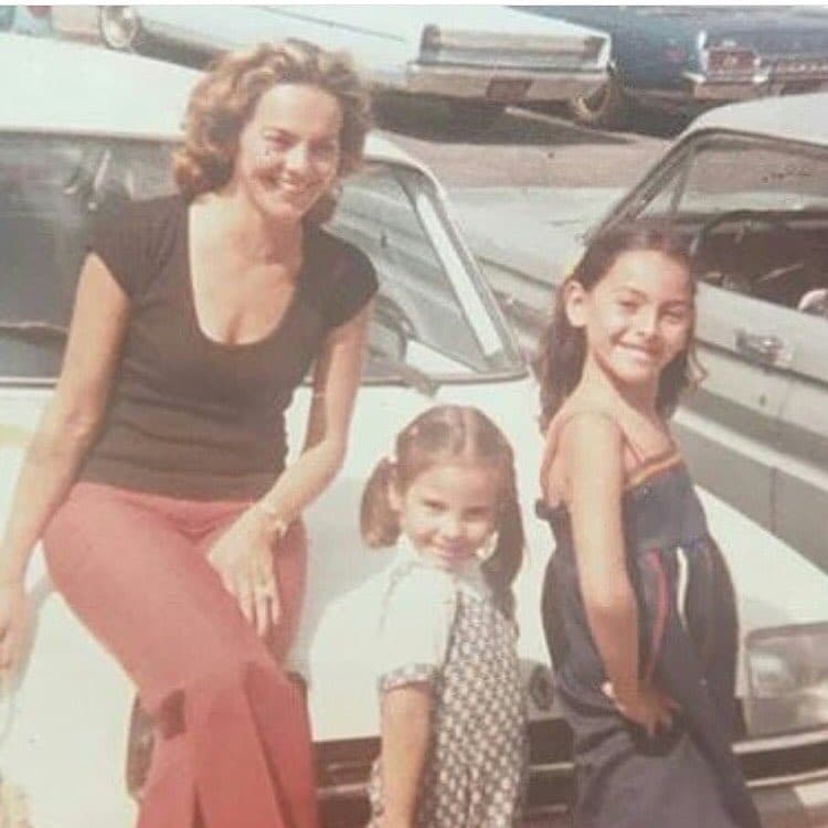 Así lucía cuando era una niña, junto a su hermana y su mami.
