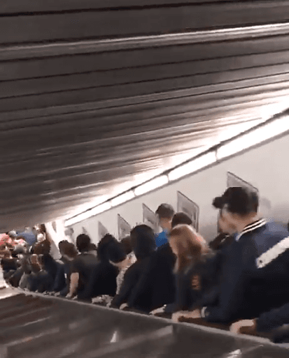 Las escaleras estaban atestadas, pues una gran cantidad de aficionados tanto de la AS Roma como del CSKA de Moscú se dirigían al Olímpico para ver a sus equipos en juego de la Champions League.