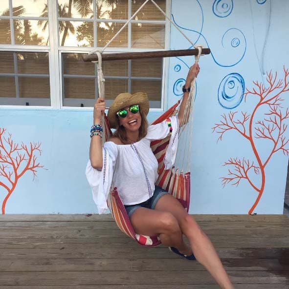 La está pasando tan bien que no recuerda ni qué día es.