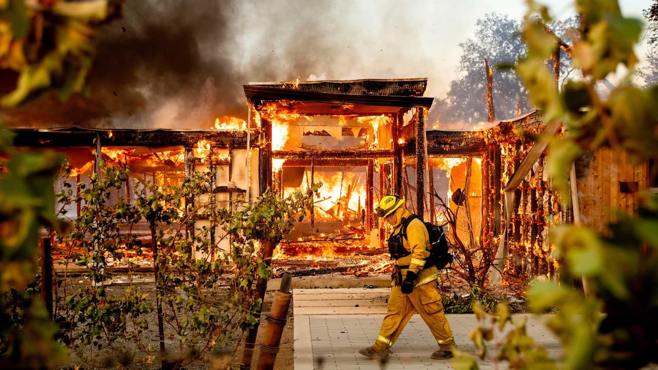 Desvastador incendio en el norte de California obliga a desalojar de sus casas a más de 180,000 personas