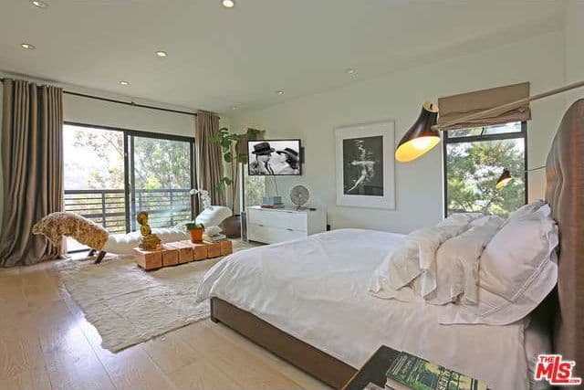 En la parte superior de la casa se encuentra la habitación principal, un espacio de bella simplicidad.